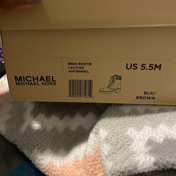 A brand new Michael korse boots in box never worn it was a Christmas present - Picture 9 of 9